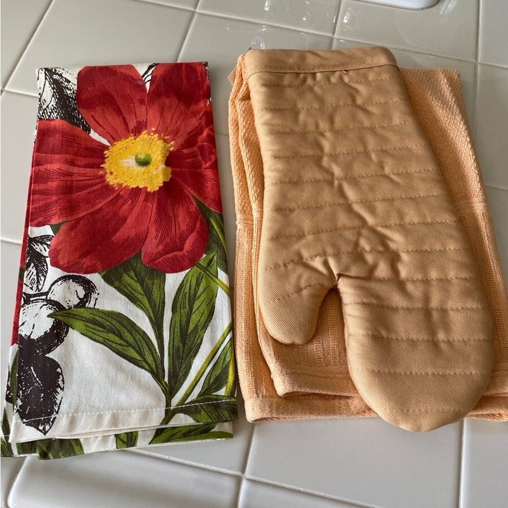 Kitchen Towel and Oven Mitt Set